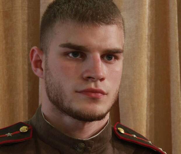 Внебрачный сын Михаила Пореченкова до 19 лет жил, не зная отца. Тем не менее он вырос очень похожим на него