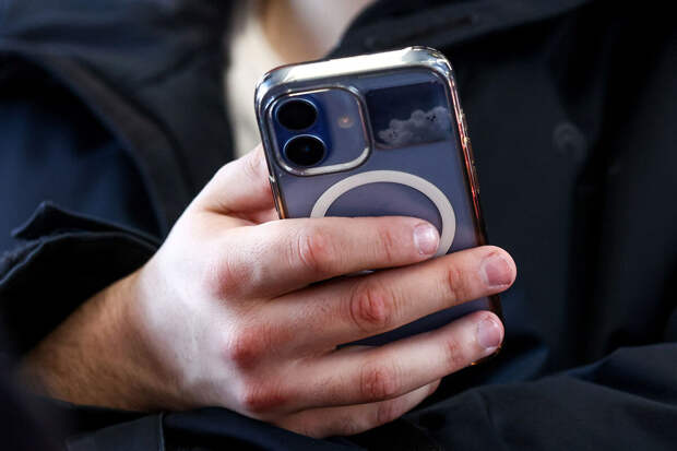 "Ъ": ФНС будет проверять переводы россиян на сумму свыше 2,4 млн рублей в год