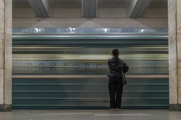В Москве пассажирка попала под поезд в метро и умерла