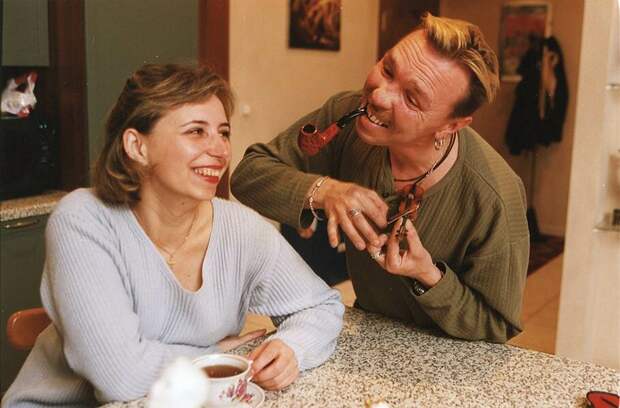 Как выглядят жены и подруги наших рок-легенд