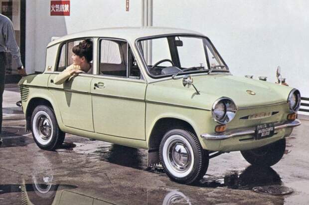 В 1962 по 1964 год в Японии производился компактный седан Mazda Carol 600. «Компактный» – это даже сильно сказано, ведь его длина составляла 3,2 метра. заднемоторная компоновка, седан