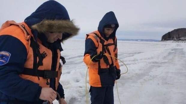 Мужчина на авто провалился под лед на Красноярском водохранилище