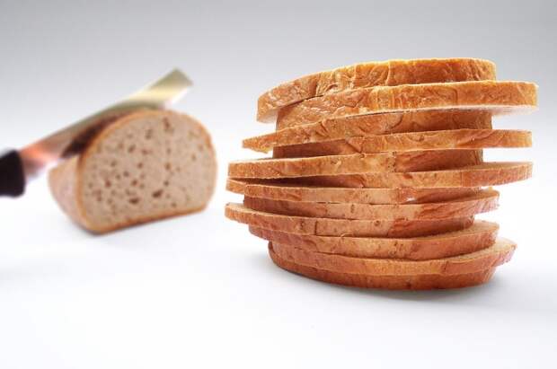 Основа вкусного десерта - обычный белый хлеб.
