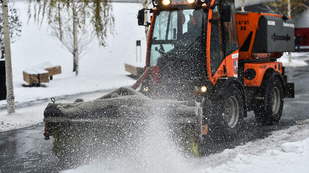 Коммунальщиков Москвы перевели в режим повышенной готовности из‑за ледяного дождя