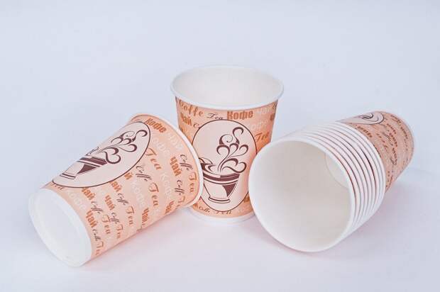 Бумажные стаканчики выглядят более празднично, чем пластиковые. / Фото: gorodpack.ru