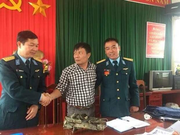 Вьетнамские военные поздравляют Аня с находкой. Источник: https://topwar.ru/