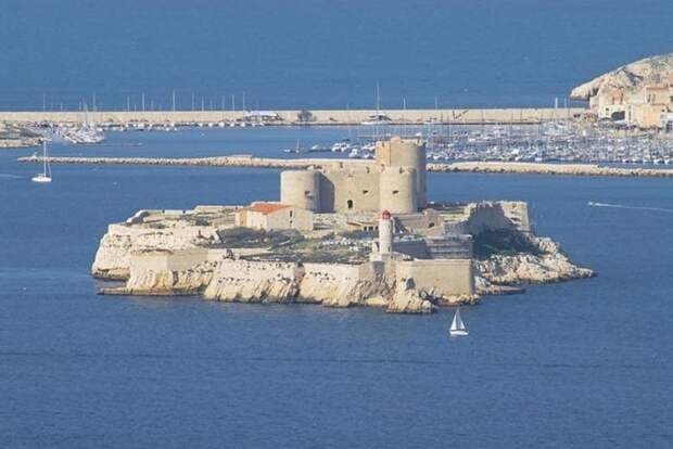 Остров Монте-Кристо в Средиземном море. Остров Монте-Кристо в Средиземном море.