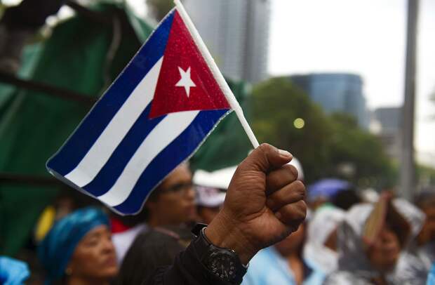 AP: в Мороне протестующие кубинцы разгромили офис компартии