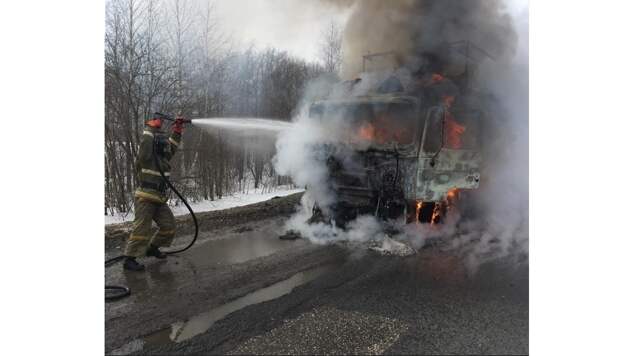 Большегруз загорелся на федеральной дороге в Забайкалье