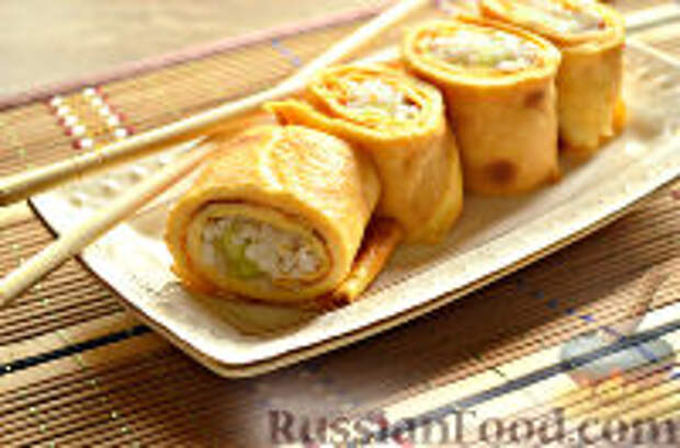 Фото к рецепту: Роллы из яичных блинчиков с рисом и огурцом