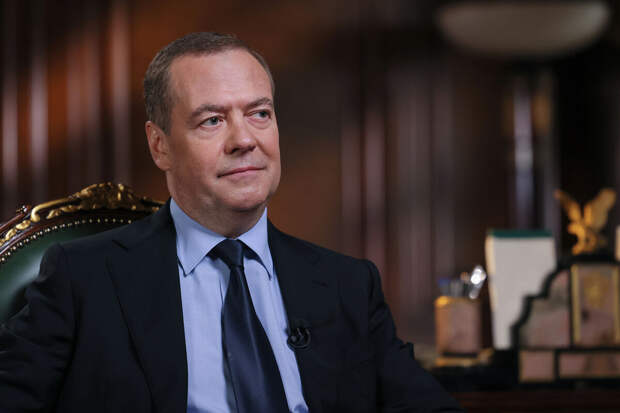 Зампред Совбеза Медведев поздравил православных христиан с Рождеством