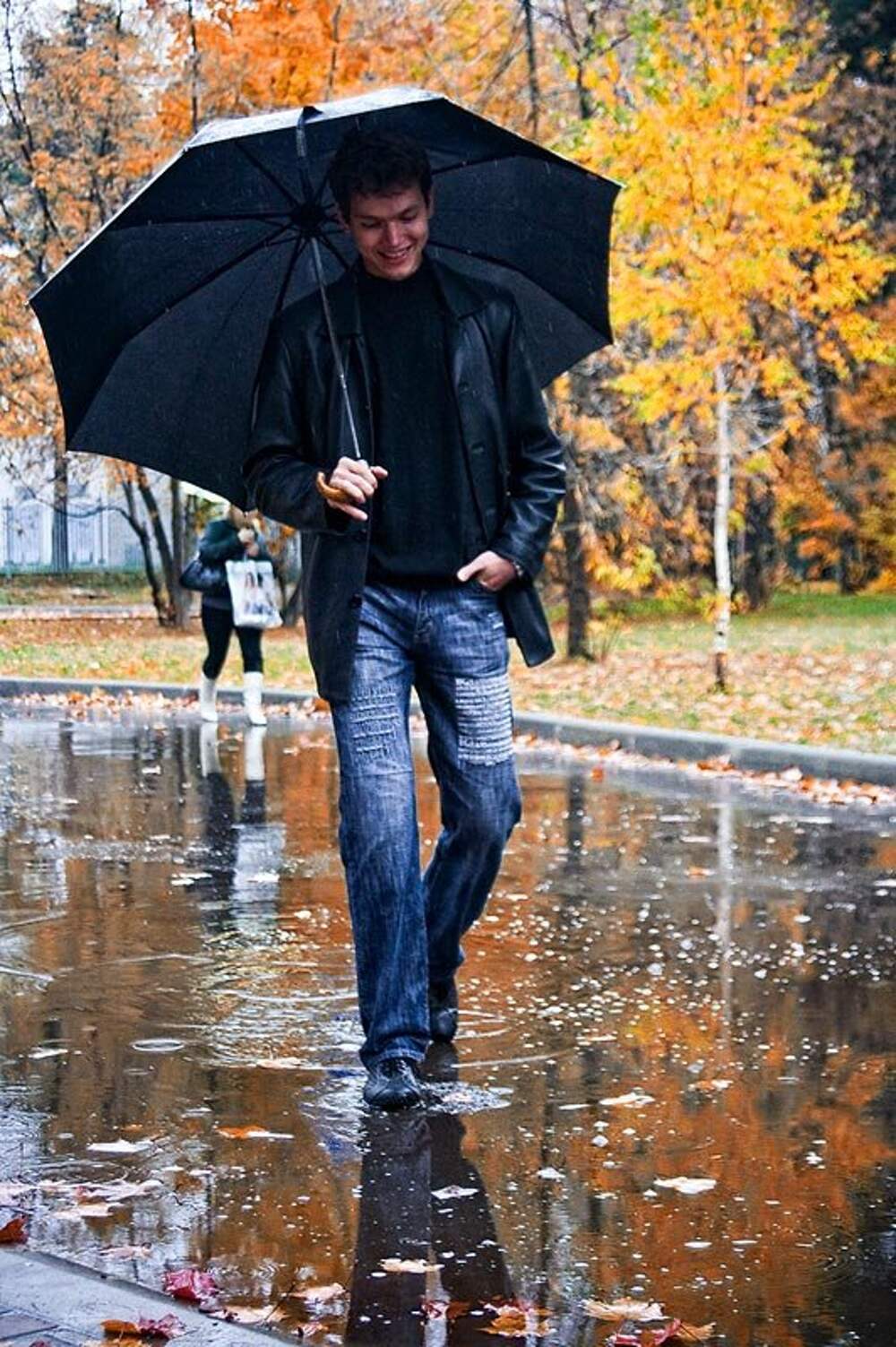 Мужчина под дождем