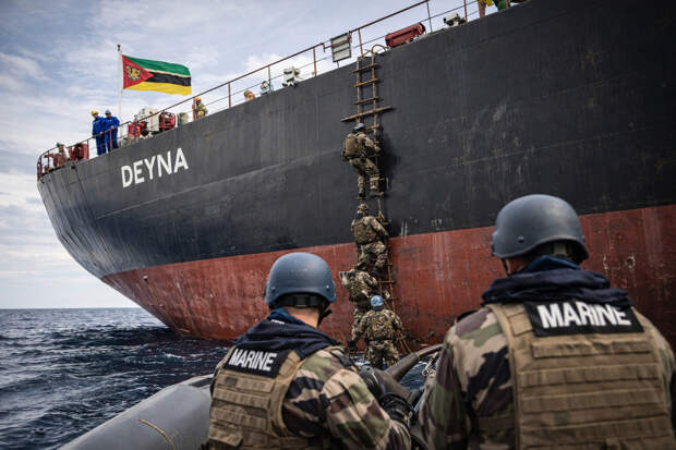 Французский флот взял на абордаж танкер Deyna в Средиземном море