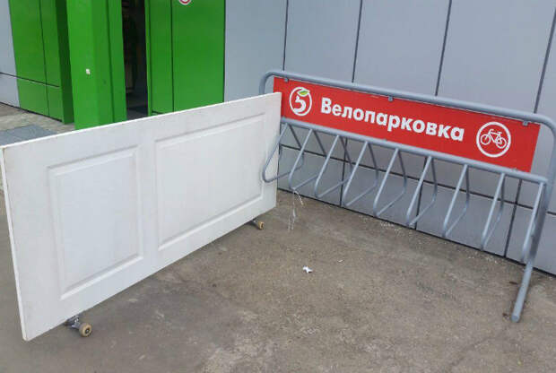 Если нужно припарковать дверь. | Фото: Фишки.нет. Если нужно припарковать дверь. | Фото: Фишки.нет.