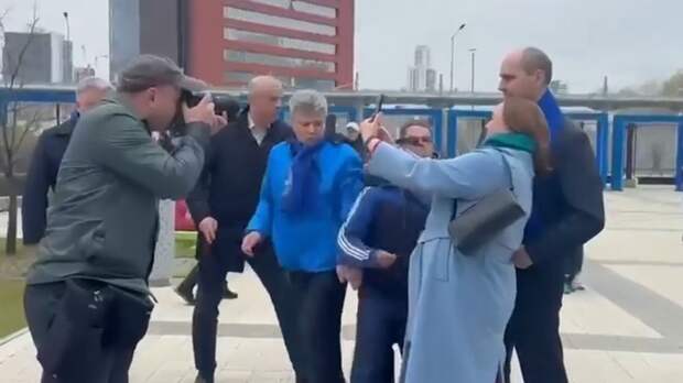 На губернатора Свердловской области попытались напасть во время первомайского митинга