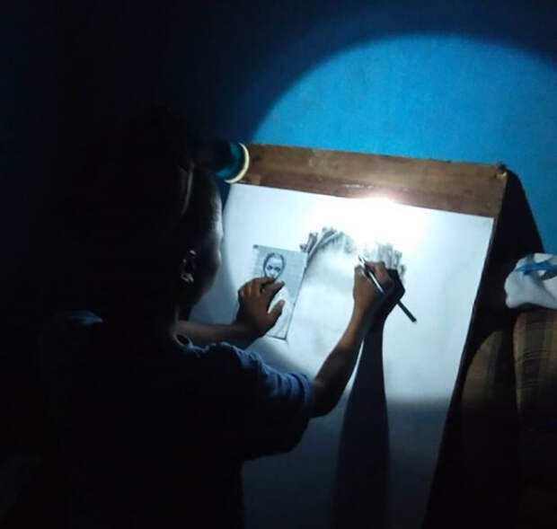 Карим рисует при свете фонарика. Instagram waspa_art. Карим рисует при свете фонарика. Instagram waspa_art.