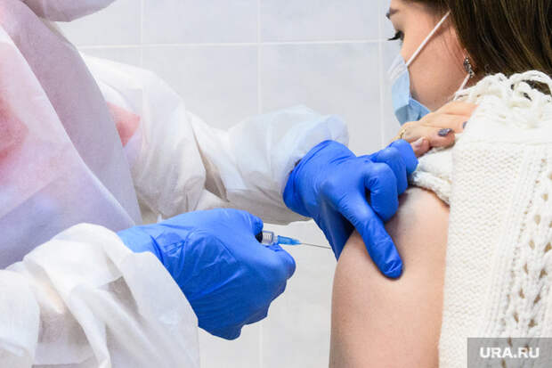 Губернатор ХМАО предложила давать отгул после прививки от COVID