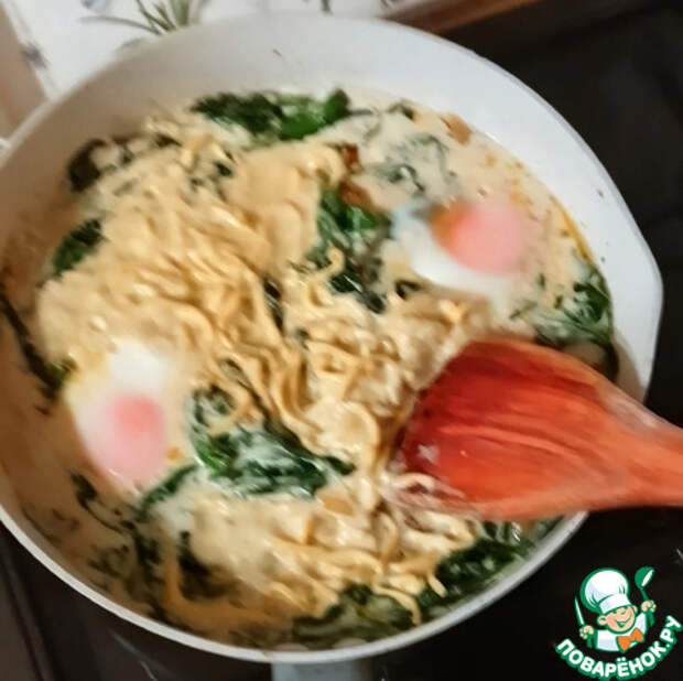 Лапша с яйцами, кокосом и кориандром
