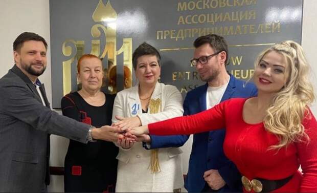 Феникс Фламм представил книгу об универсальных законах системных кризисов