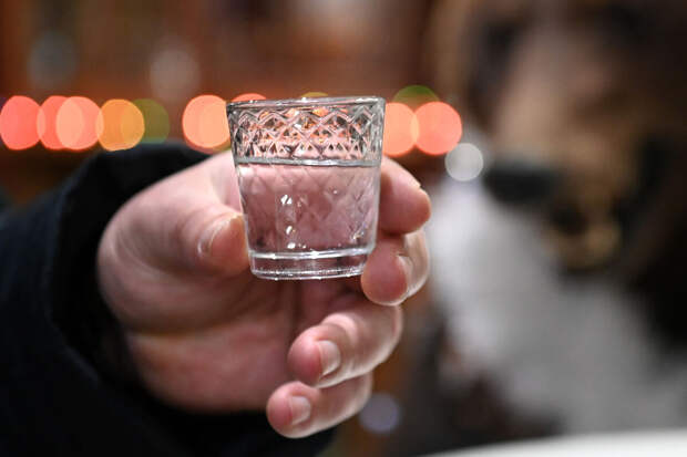 Врач Умнов назвал 120 мг безопасной дозой водки для человека