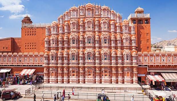 Пятиэтажный дворец Hawa Mahal был построен в форме короны Кришны (Джайпур, Индия). | Фото: wiralfeed.wordpress.com.