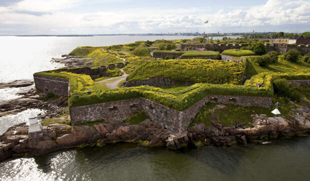 https://www.discoveringfinland.com/wp-content/uploads/2017/01/helsinki_suomenlinna_attractions_1200x700.jpg