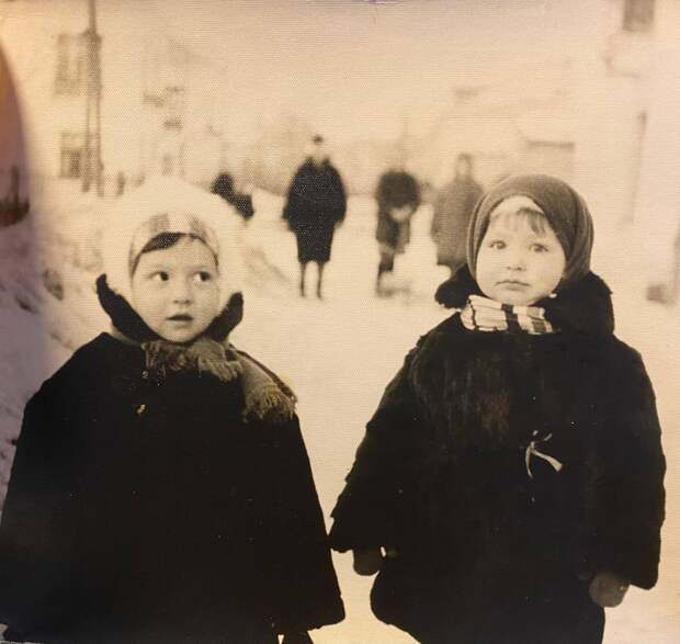 Я (справа) и мой друг и сосед Дима..jpg Я (справа) и мой друг и сосед Дима..jpg