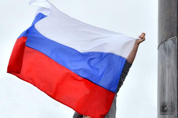 Флаг России вывесили на Олимпиаде во время матча по хоккею