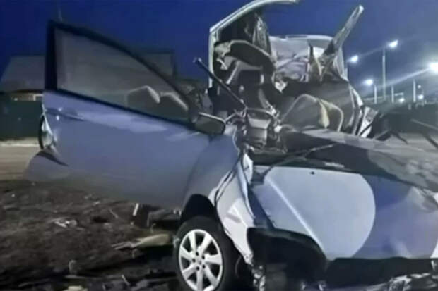 Mash: легковушка с подростком влетела в столб в Приангарье