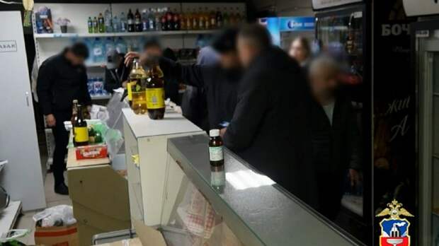 Полицейские изъяли 100 литров алкоголя в ходе масштабного рейда в Алтайском крае / Фото: МВД по Алтайскому краю