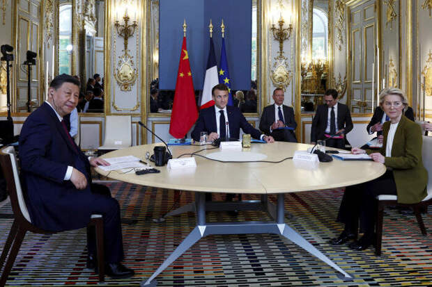 Перед этим случилась встреча "на троих", отчет о которой французская Le Monde назвала "Macron and von der Leyen press China's Xi on Ukraine and fair trade at Paris summit".