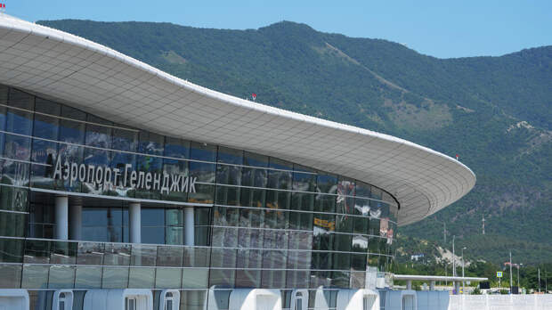 Аэропорт Геленджик первым выделил парковочные места для многодетных семей