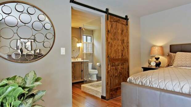 Красивая и оригинальная деревянная дверь украсит интерьер и создаст теплую, уютную обстановку в любой из комнат.