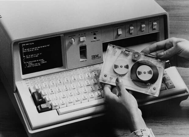 Настольный компьютер 1970-х IBM 5100