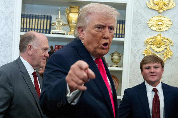 Трамп: США уже заряжают военные корабли на случай провала переговоров с Ираном