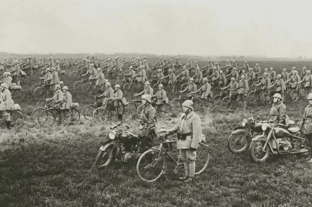 Велосипедный полк армии Нидерландов накануне немецкого вторжения, 1940 год.
