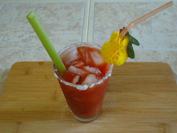 Для тех, кто на диете: 5 низкокалорийных освежающих коктейлей для жарких летних ночей