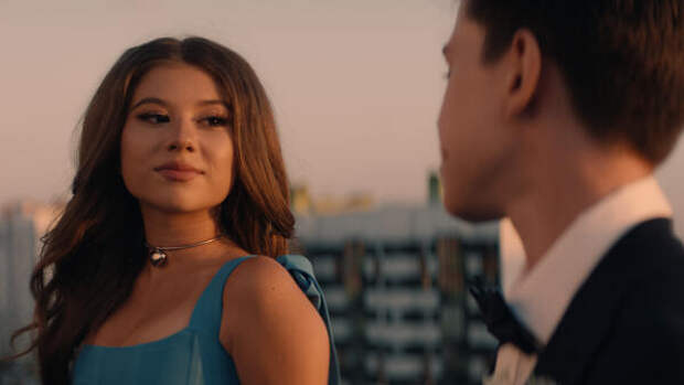 Манукян, Хаметова и неожиданные звездные камео: появился трейлер комедии «Не одна дома 3. Выпускной»