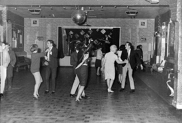 13. The Beatles поют для 18 человек в скромном клубе городка Олдершот в декабре 1961 года. Они стали суперзвездами через полтора года мир, фотография