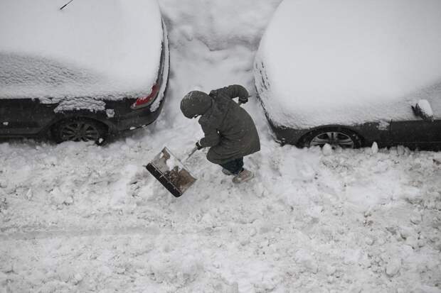 Врач предупредила об угрожающих жизни проблемах со здоровьем из-за уборки снега