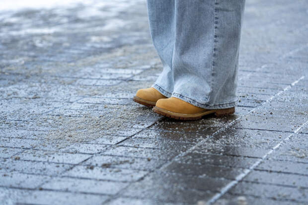 Юрист Виноградов: за компенсация ущерба от падения на льду можно обратиться в суд