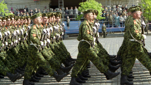 Подарок на 8 марта: военком предложил женщинам сдавать бывших возлюбленных в армию