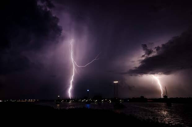 Ежесекундно в мире около пятидесяти молний ударяются в поверхность земли. Фото: pixabay.com
