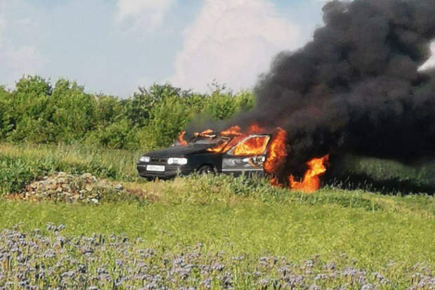 Дрон-камикадзе атаковал легковушку в Белгородской области. Авто уничтожено, есть пострадавшие