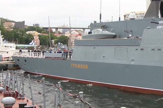 Российские военные корабли вошли в порт Джакарты