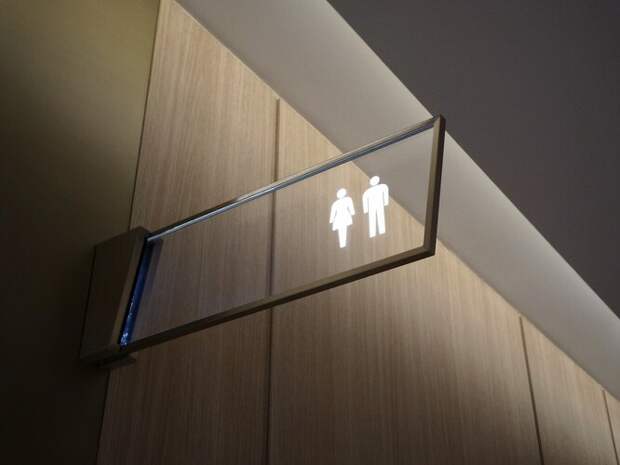 Значок туалета для мужчин и женщин, чтобы не терпеть позывы в туалет