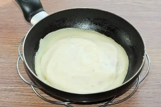 Жареное тесто на сковороде с кремом. Тесто обжаренное с двух сторон техника. Блины с сахаром и маслом на сковороде