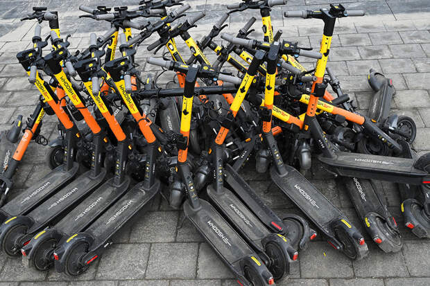 В Сочи разыскивают мужчину, сбросившего дюжину самокатов в реку Сочинка