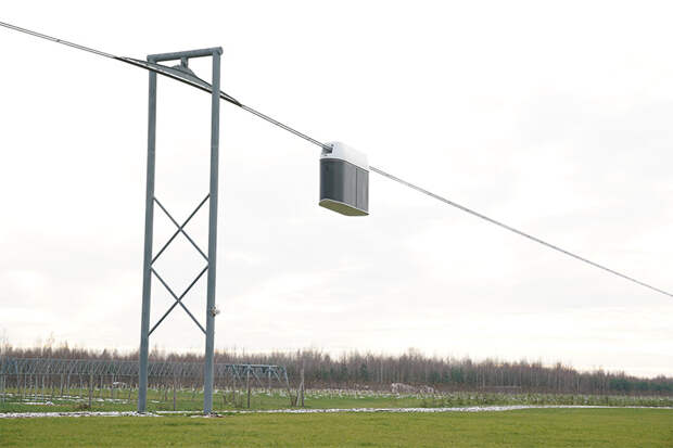 Кроме того, не следует забывать о практически уникальной возможности юнибусов — на провисающей структуре использовать гравитационный двигатель. Этот же принцип давно используется в метро. При отходе от станции машина движется под небольшой уклон вниз, и сила тяжести помогает ей разгоняться. После середины пути, на подъёме, гравитация наоборот начинает замедлять машину, снижая необходимый расход энергии на привод тормозных механизмов. Данный принцип, вкупе с низким сопротивлением качению колеса и хорошей аэродинамической формой, позволяет получить очень низкие энергозатраты, и, соответственно, устраняют потребность в большой батарее или частой подзарядке