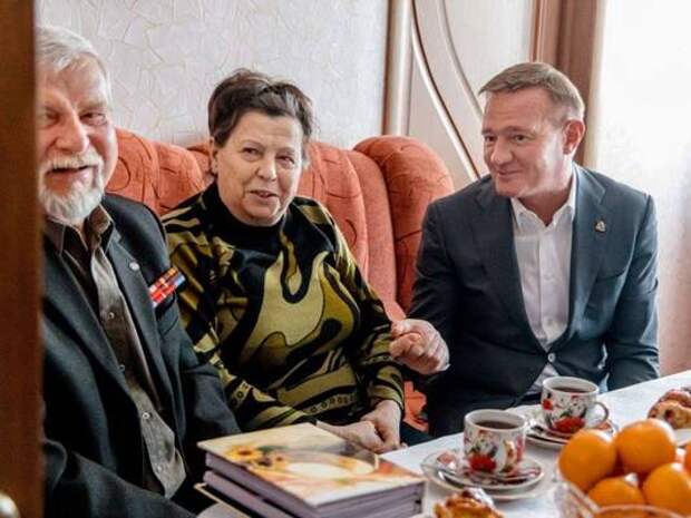 Курский губернатор поздравил ветерана с праздником 23 февраля
